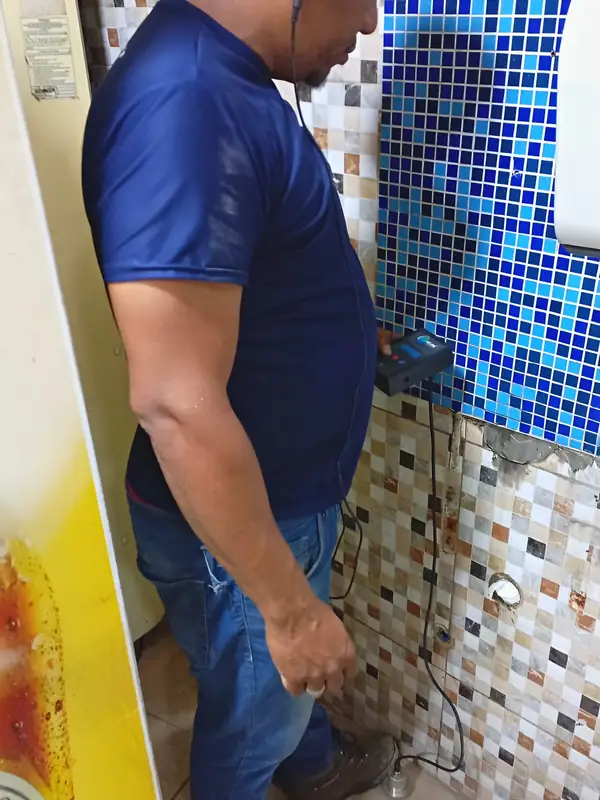 Geofone na parede do banheiro: Escuta da tubulação embutida atrás das pastilhas, antes de qualquer quebra.
